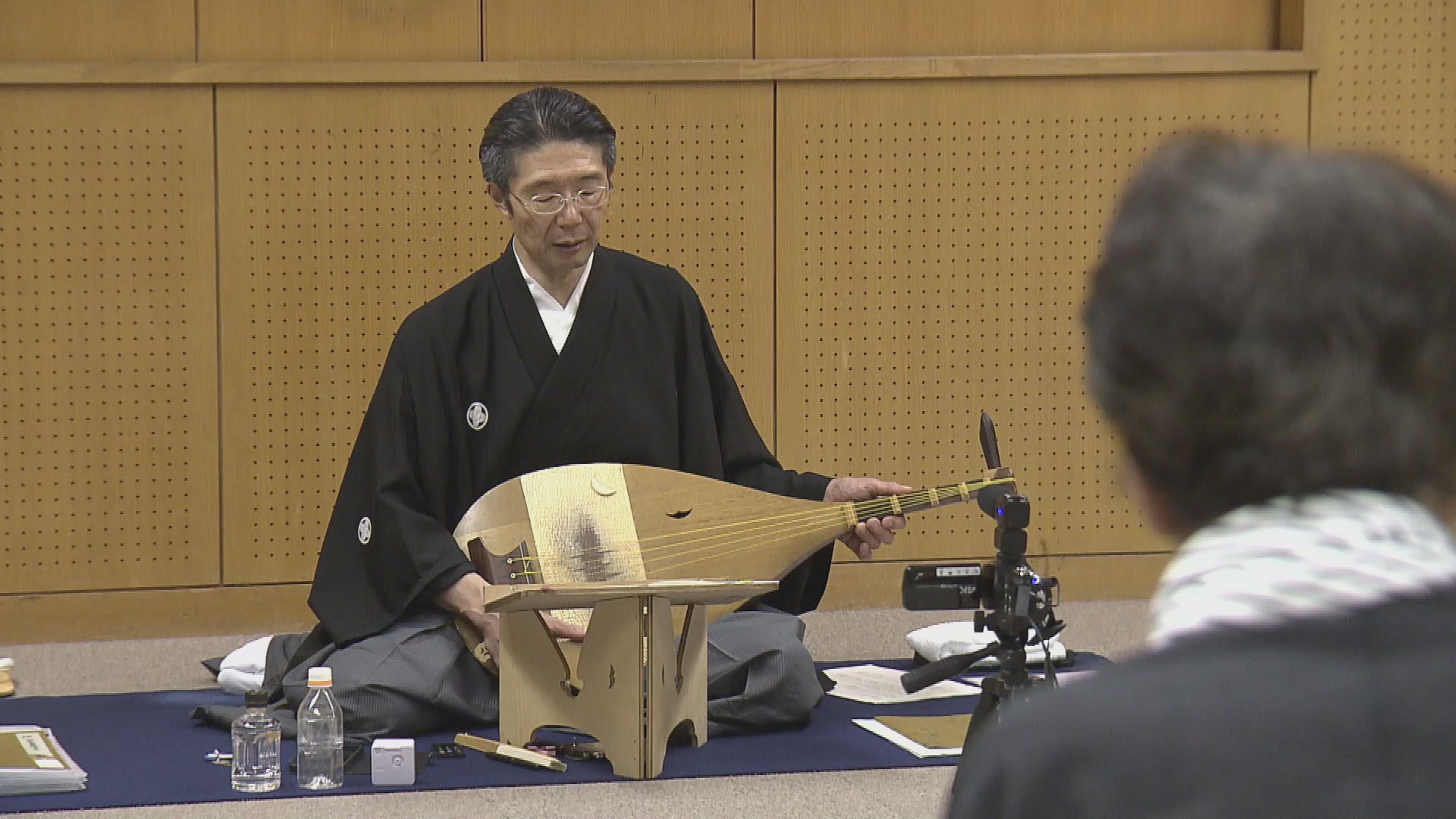 平家物語”20日で200曲を弾き語り 新潟大学の教授が成功 555年前を超え
