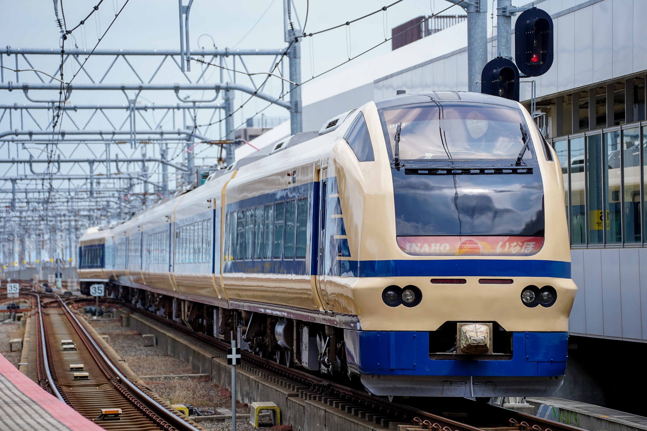 特急いなほに「583系カラー」がデビュー 青いラインの懐かしい車両に