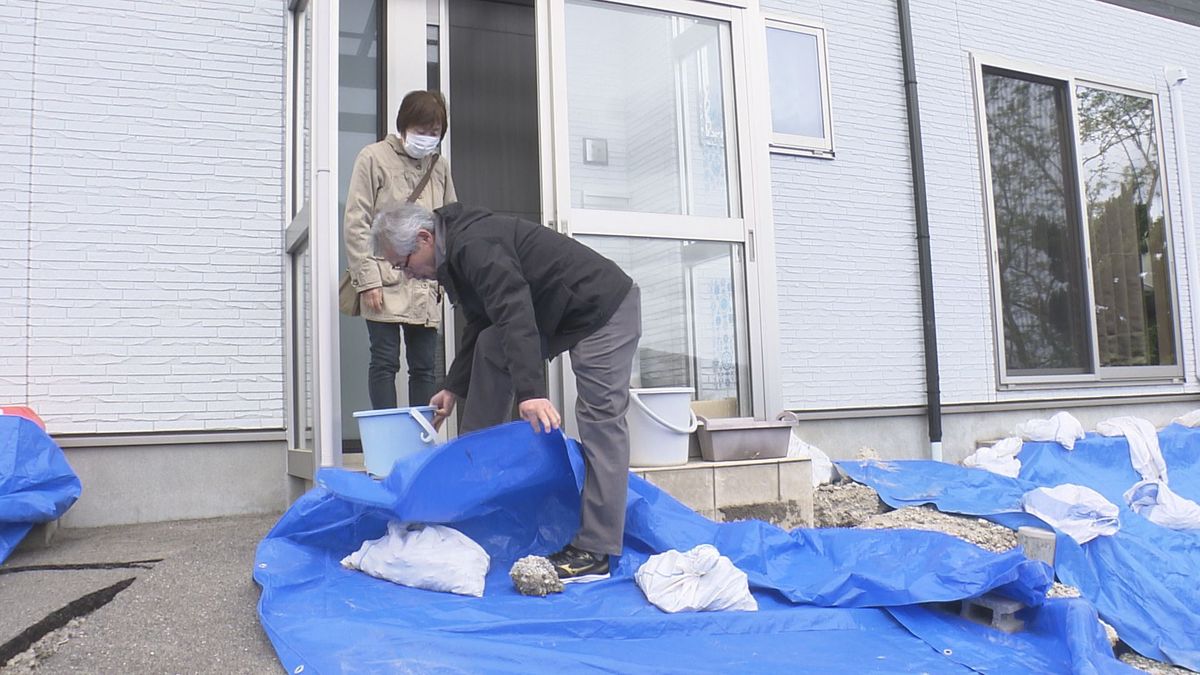 自宅前の作業をする松田さん