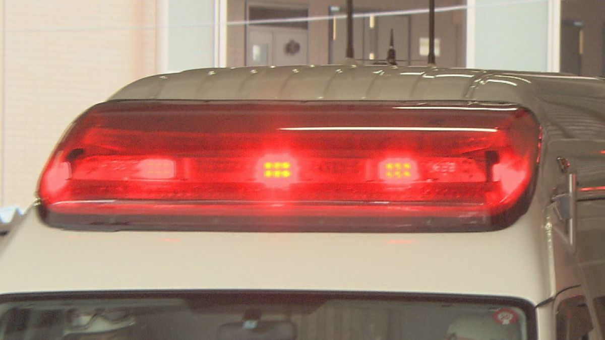 商業施設の駐車場で80代女性が運転する車が歩行者の男性をはね、店舗に衝突 男性1人搬送《新潟・佐渡》