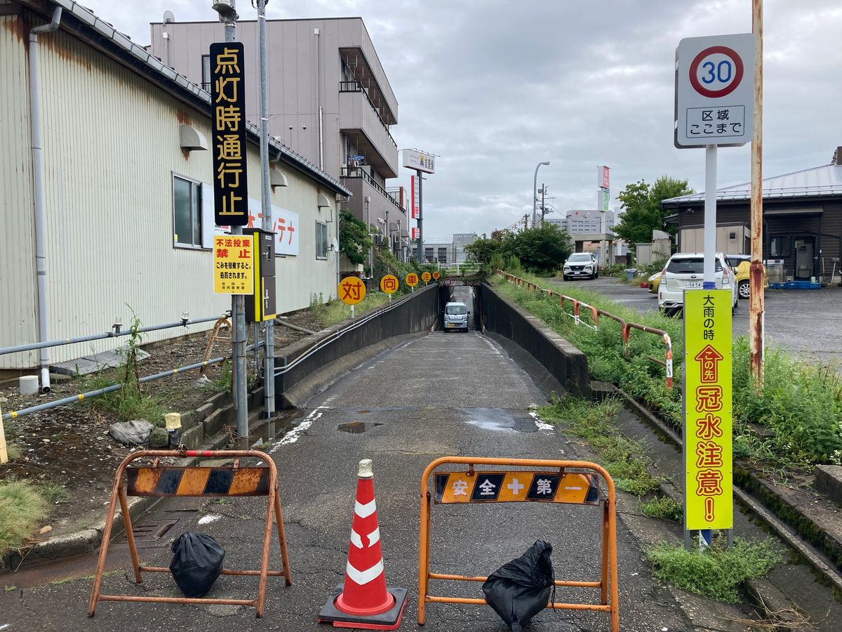 冠水した長岡市蓮潟のアンダーパス