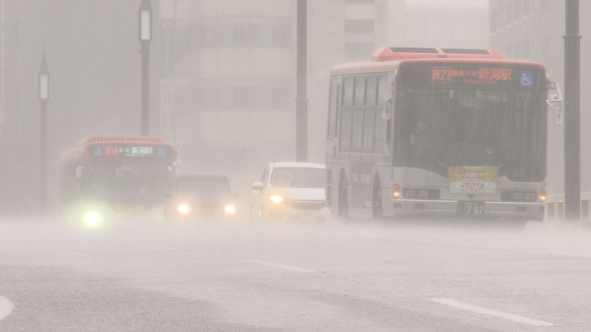 県内の大雨の峠超えるも　引き続き雨が降る見込み　村上市三面では336.5ミリ　記録的な大雨に　23日昼前まで厳重に警戒を《新潟》