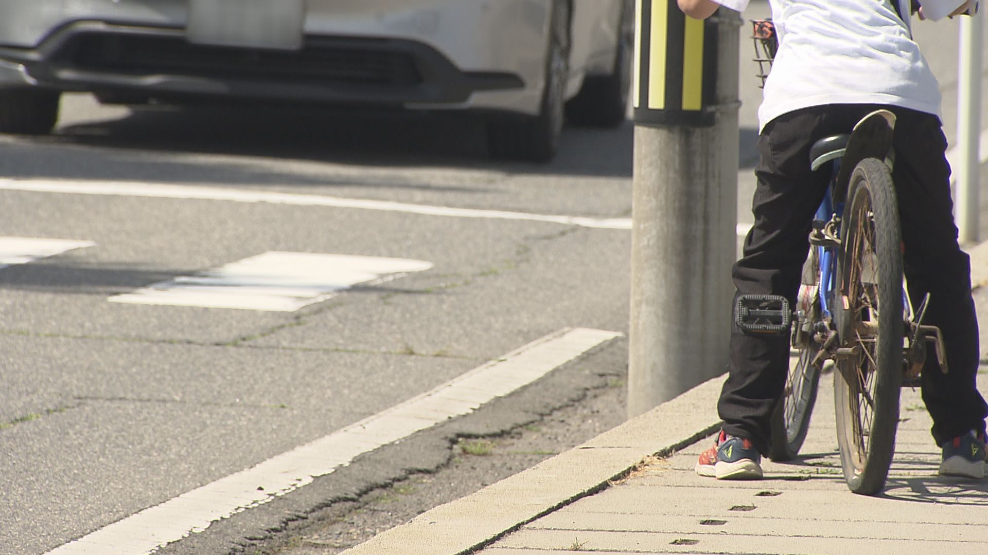 信号機のない横断歩道で自転車に乗って停まっている人は、歩行者扱い