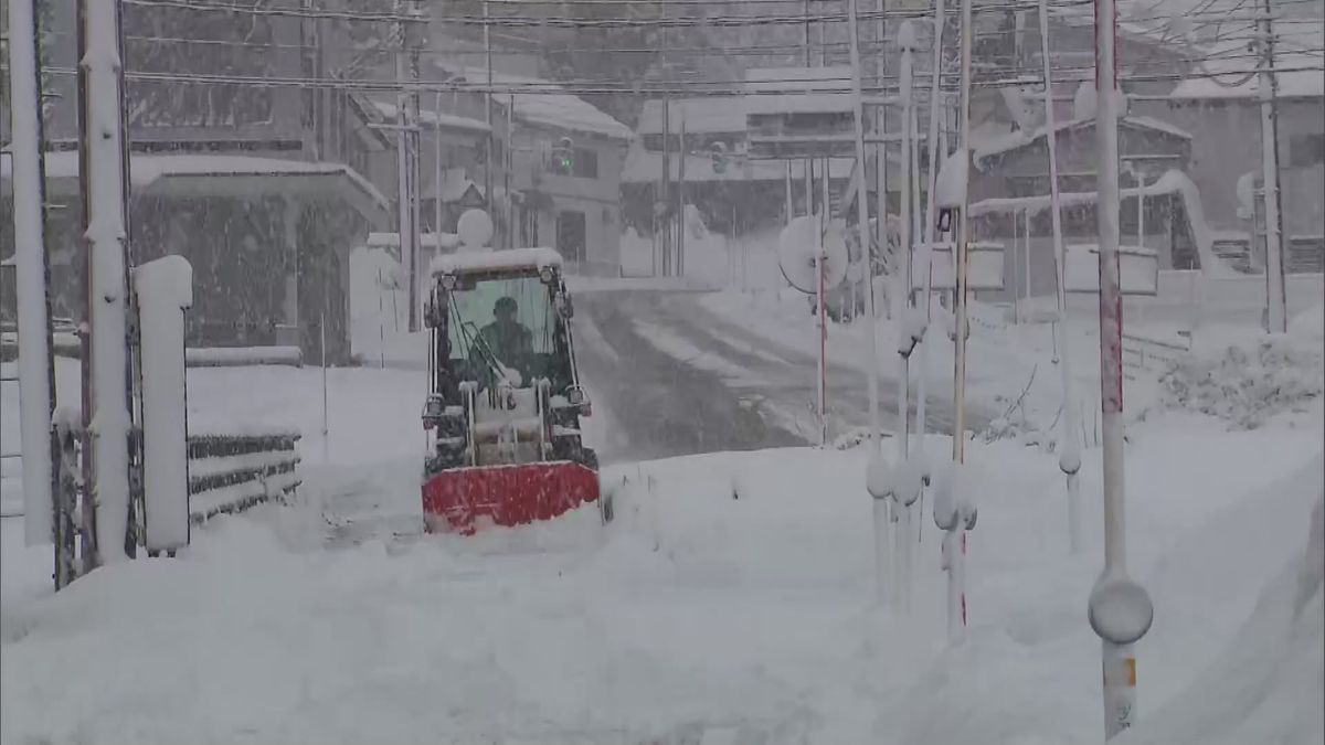 冬型の気圧配置　妙高市では雪かき　15日頃にかけて平地は断続的に雨の見込み 《新潟》