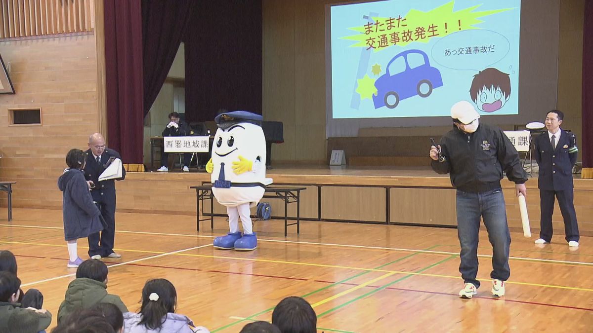 110番の日　児童が110番通報や交通ルールを学ぶ　小学校で交通安全教室　《新潟》