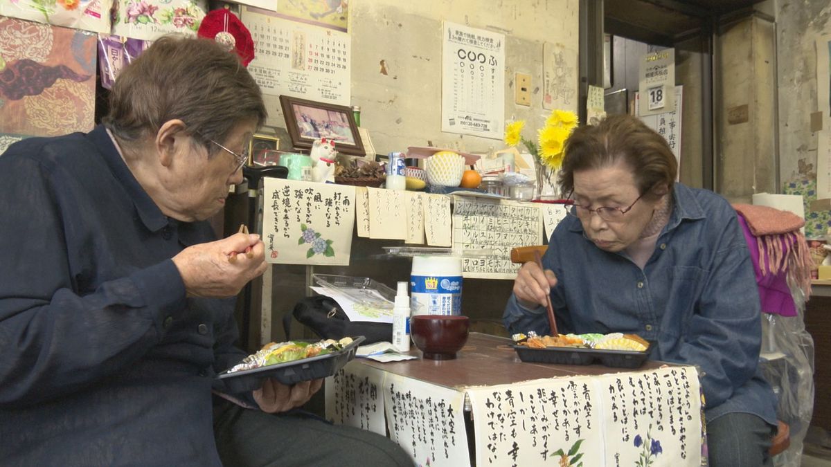 お弁当を食べる様子