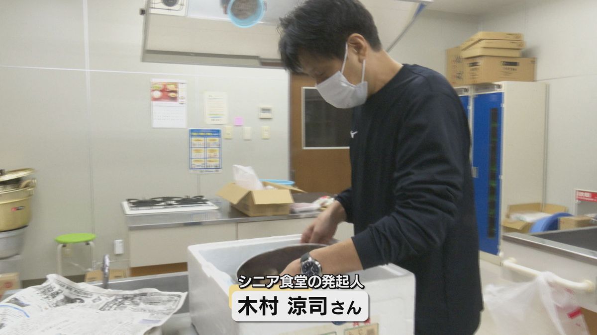 お弁当の仕込み作業をする木村涼司さん