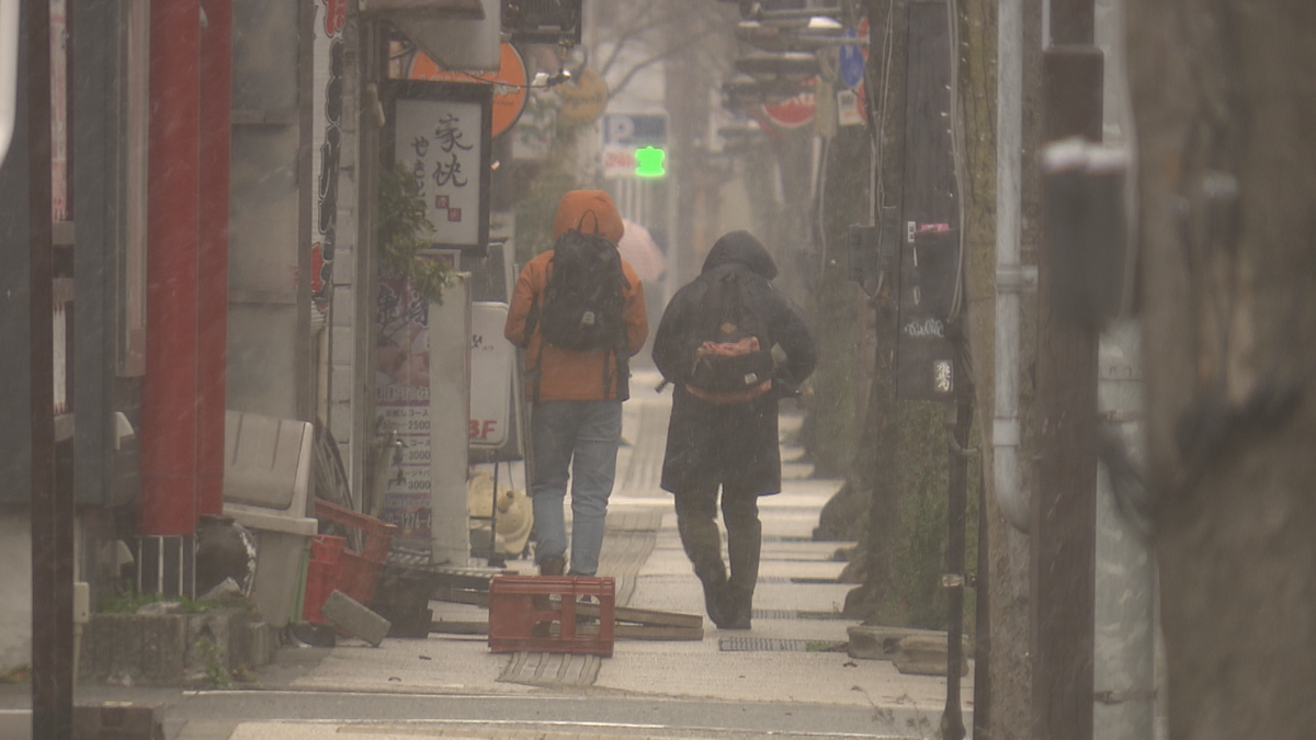 強風で看板が倒れる被害も…冬型強まり18日にかけ警報級の大雪の恐れ《新潟》