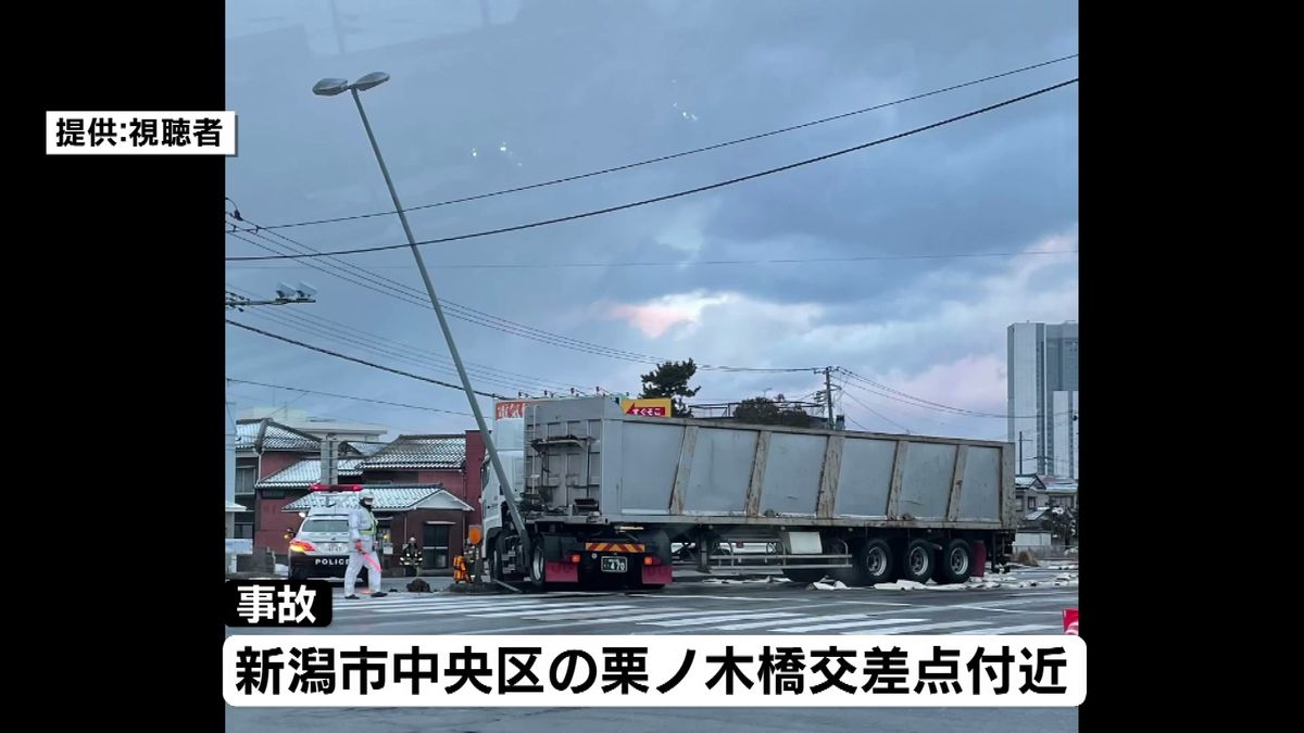 路面凍結の影響　トレーラーが街灯に衝突し道路ふさぐ　運転手「スリップした」