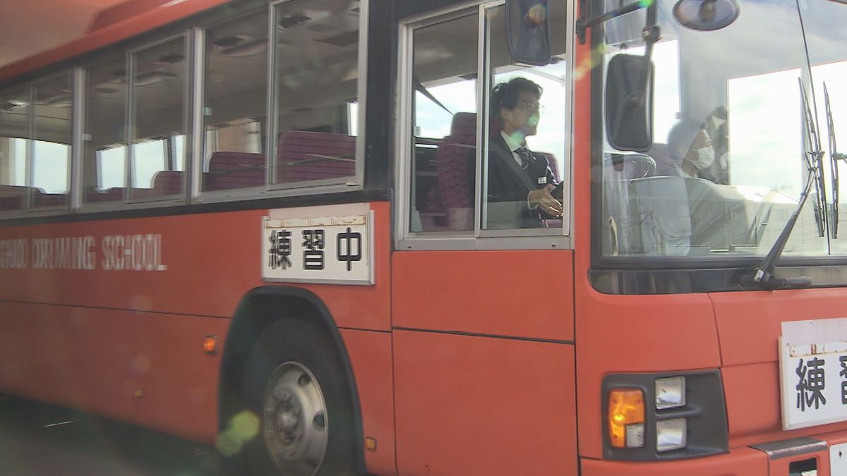 教習中に大型バスを運転する伊藤さん
