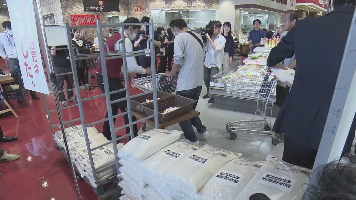 “税込2160円” 随意契約の備蓄米 県内のスーパーでも販売始まる 先行販売の店舗には朝から大行列 《新潟》