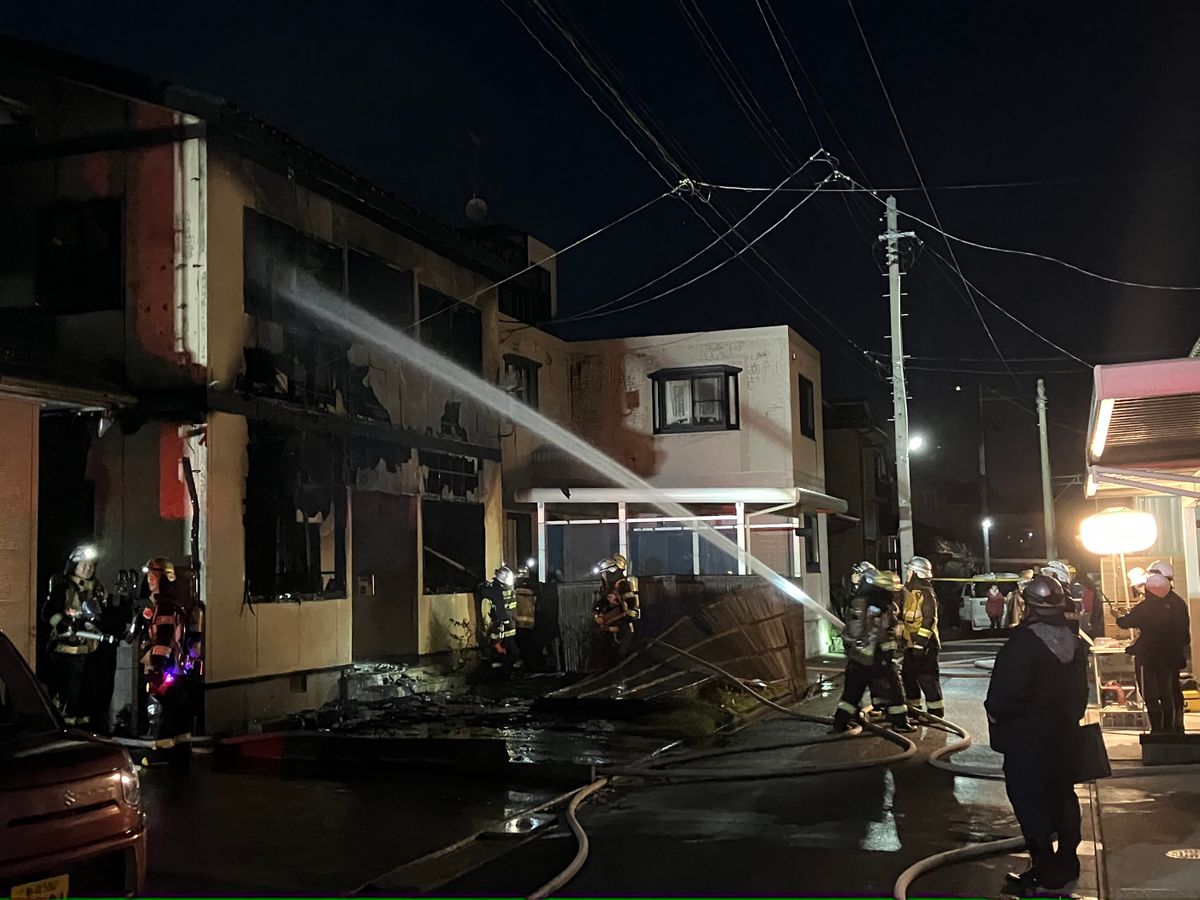 【続報】新潟市東区の住宅で火事　火元の家に住む７０代女性　のどの痛み訴え搬送　消防が消火活動　《新潟》