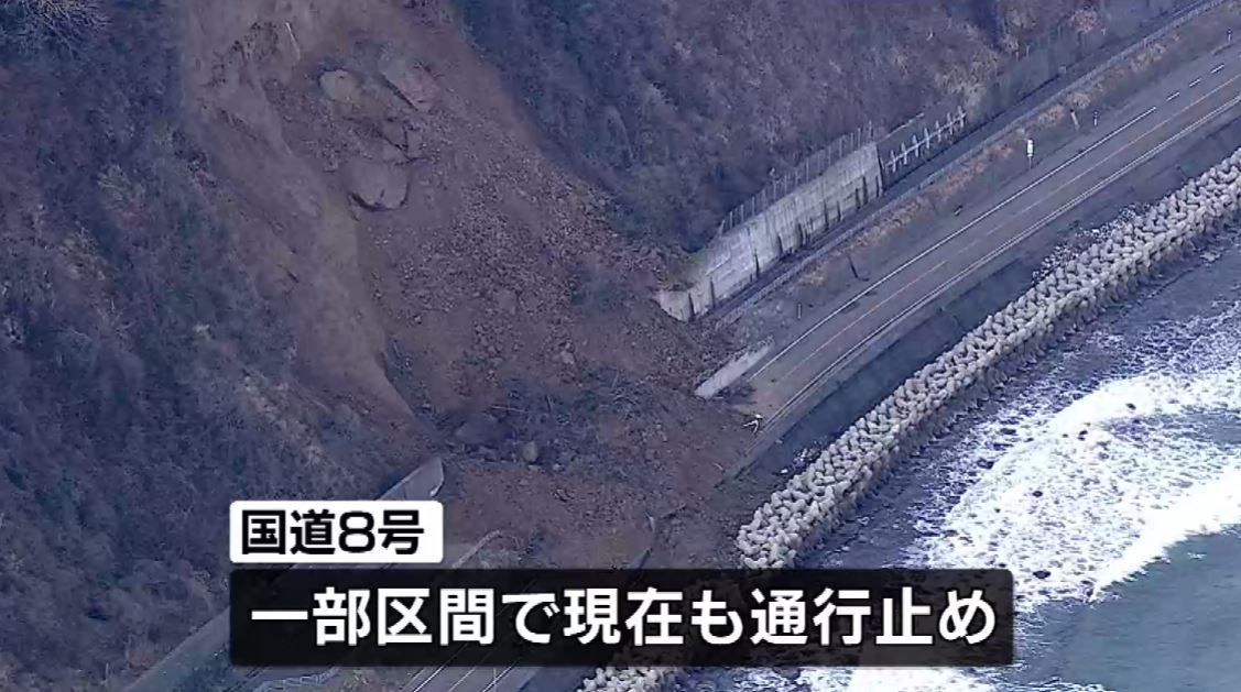 【能登半島地震】上越市の国道8号の土砂崩れ現場 新たに亀裂が見つかり除去作業 通行止め解除の見通し立たず《新潟》（2024年1月12日掲載）｜teny News Nnn 