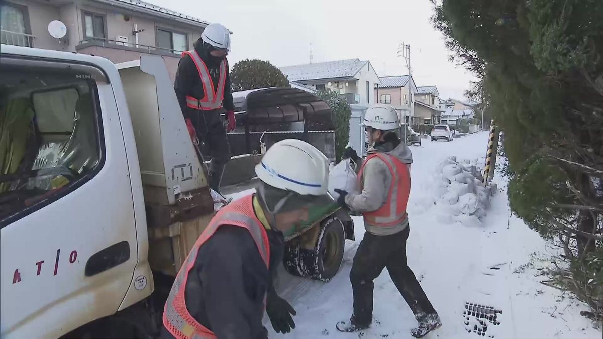 液状化被害のあとが残る新潟市西区　雪が降る中で復旧作業 《新潟》