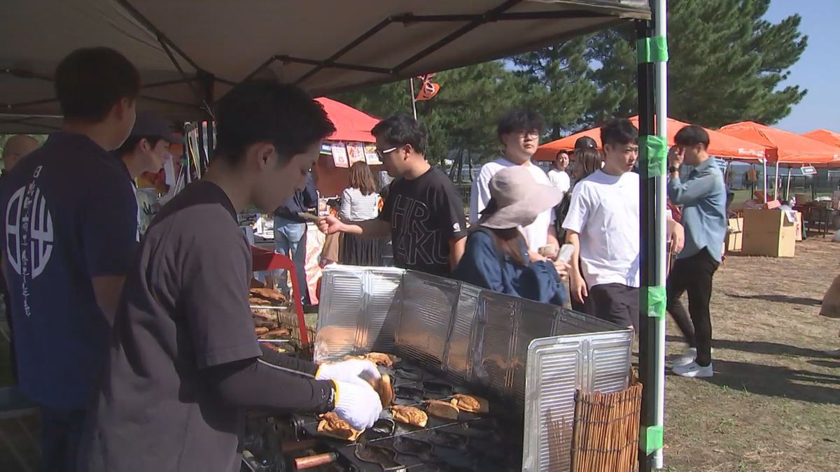 秋晴れの下「日の出マルシェ」にぎわう　グルメや雑貨など約30店舗がずらり　大分県日出町