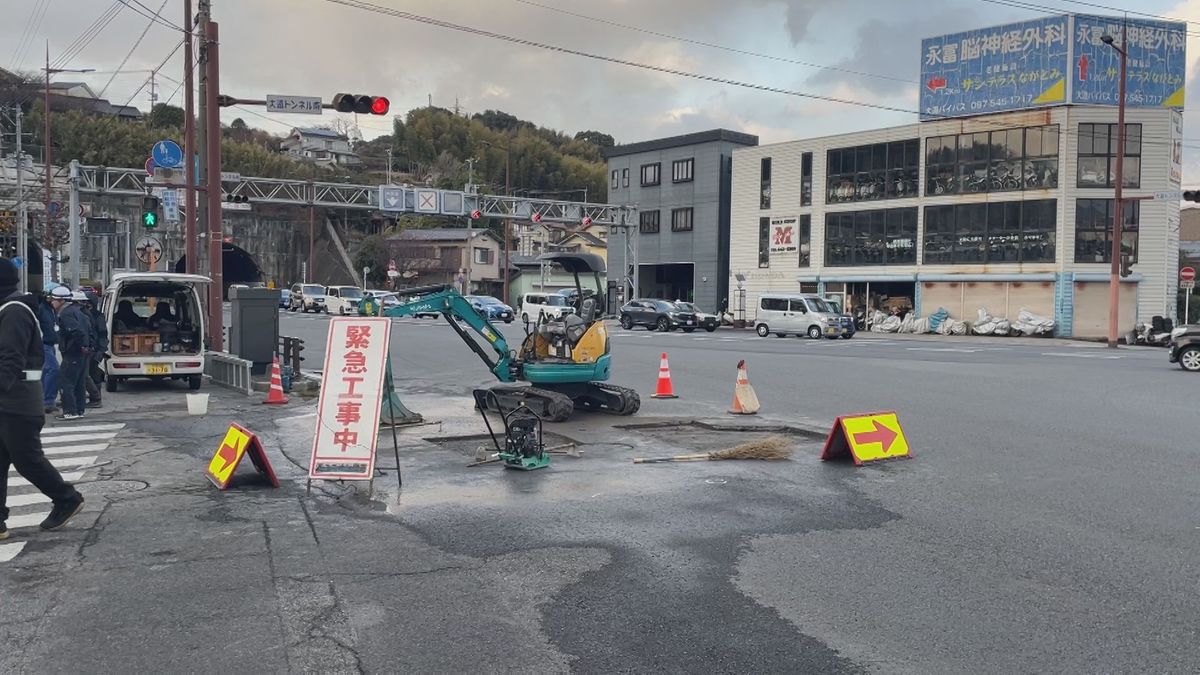 県道の地下にある水道管が折れる　一時漏水も陥没の危険性なし　老朽化が原因か　大分