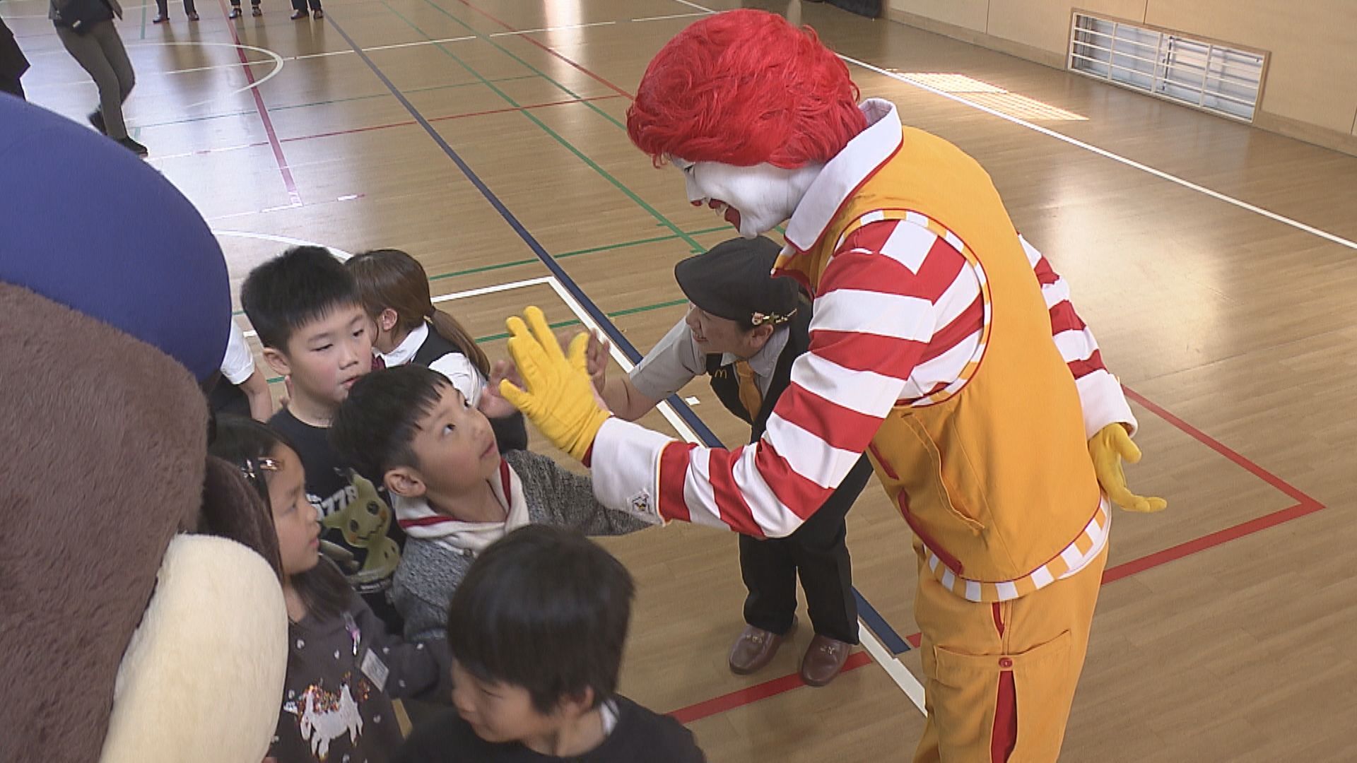 ドナルドが小学校で防犯教室 県内のマクドナルド全店舗が「こども連絡
