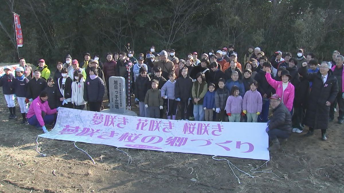 今年度で閉校する国東市の小学校で河津桜を植樹　児童「元気に育ってね」150年の歴史に幕　大分