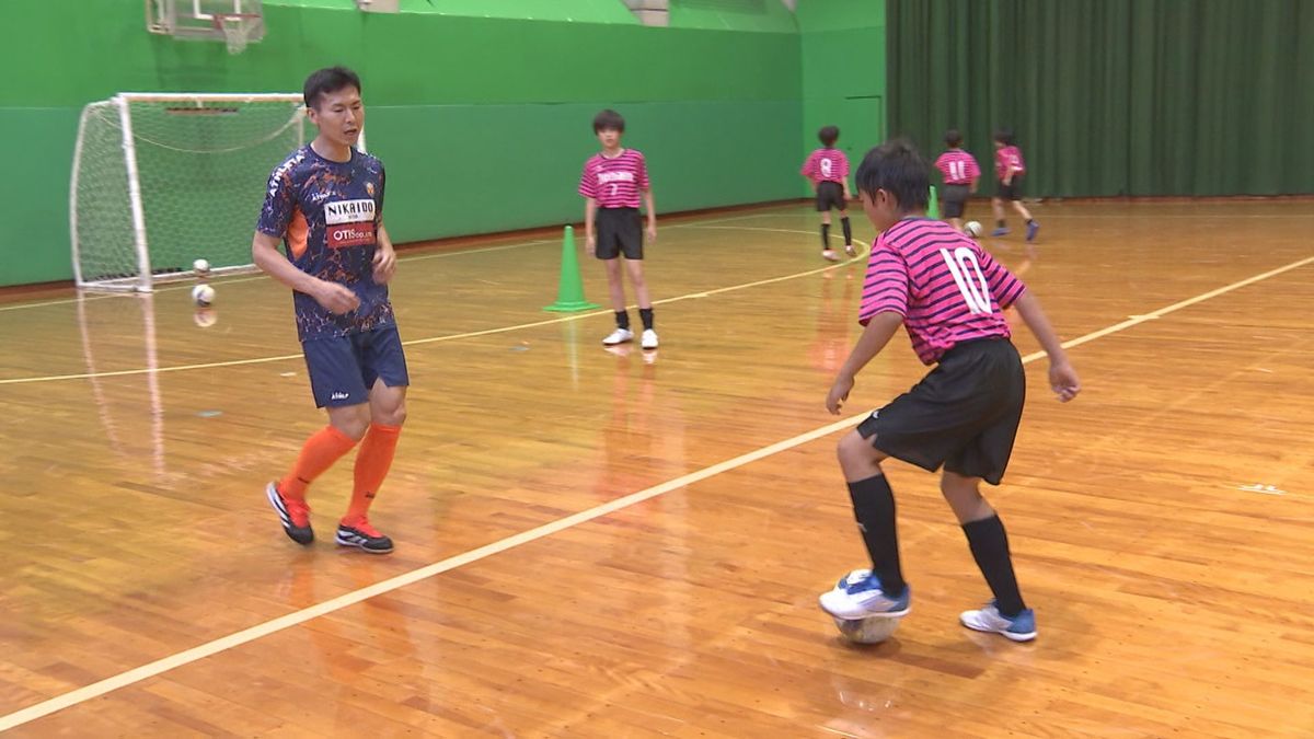 「仲間との結びつきが大事」バサジィ大分の選手が小学生にフットサル指導　大分