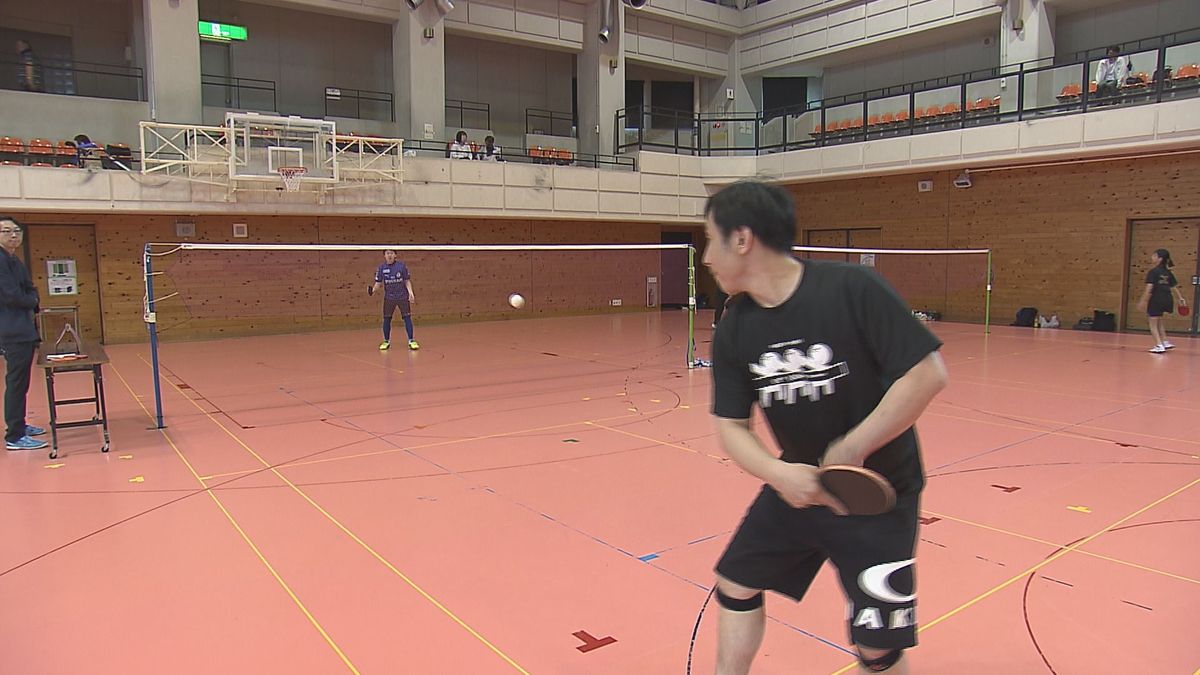 バドミントン×卓球×テニス＝「ピンポンテニス」　大分発祥の新スポーツの大会開催　約５０人参加　大分　