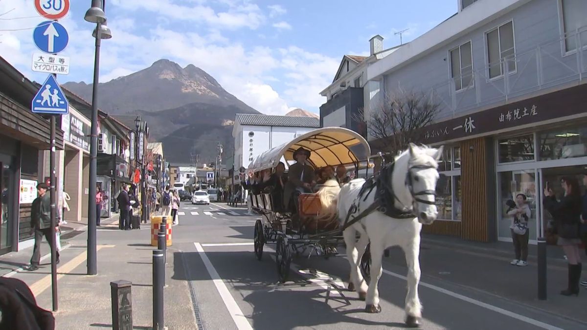 由布院盆地に春の訪れ告げる「辻馬車」運行開始　地元の子供たちを乗せ出発　大分