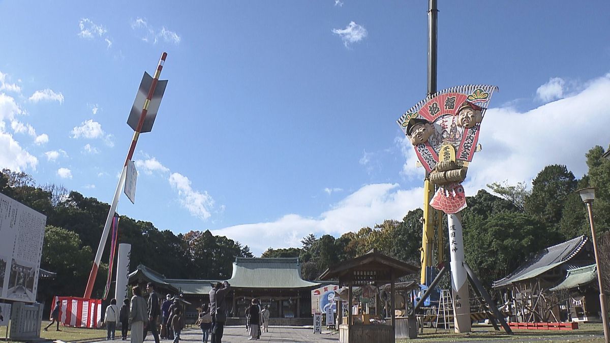 「日本一の縁起物」　境内に高さ１９ｍの巨大破魔矢と高さ１２ｍの巨大熊手が登場　大分県護国神社　