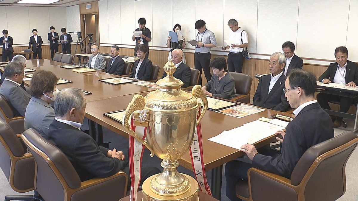 「日頃の努力のたまもの」乾しいたけ品評会　25大会連続57回目の“団体優勝”を知事に報告　大分