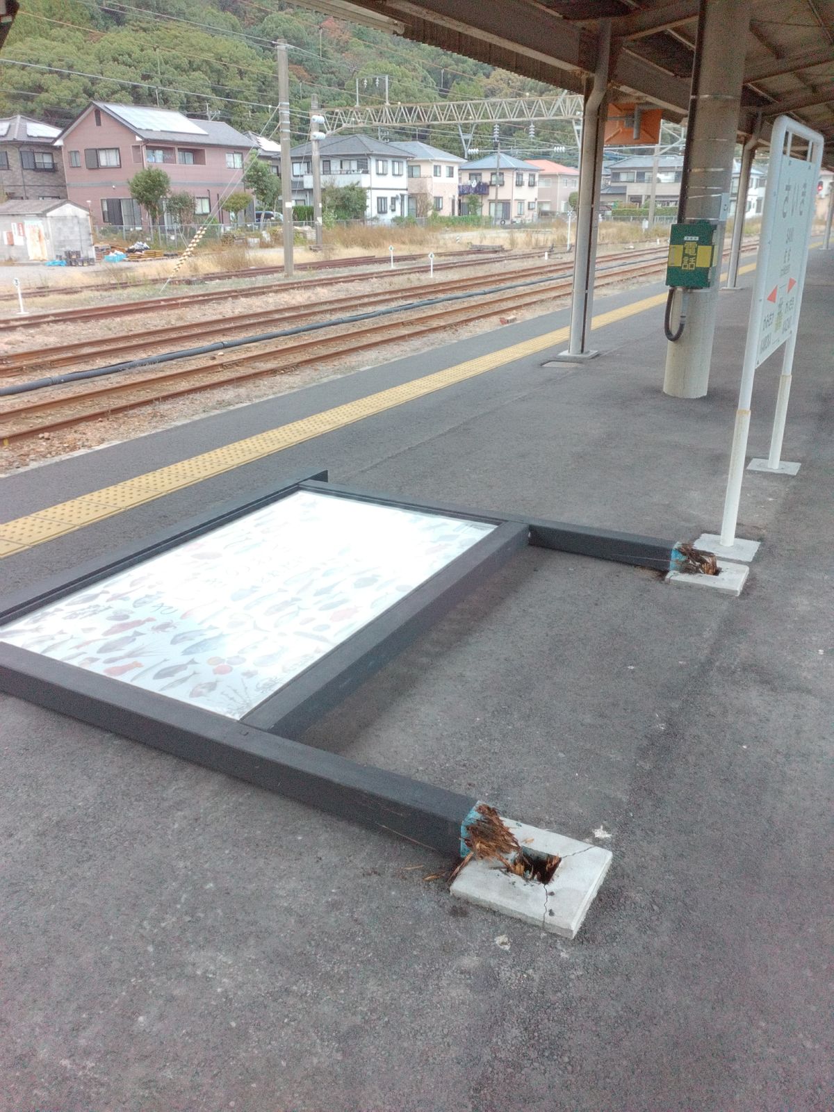 駅のホームに設置された看板倒れる　強風の影響か　点検で異常なしも柱内部はシロアリで腐敗　大分