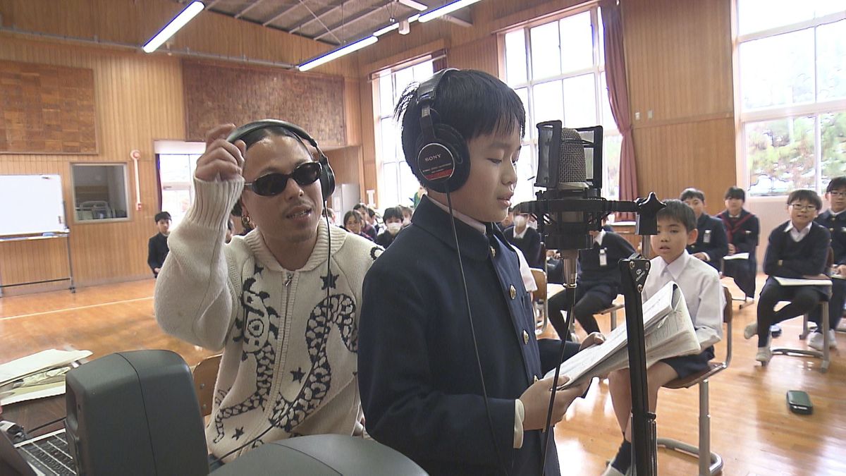 県出身のラッパーが小学校で授業 軽快なラップを披露 児童「プロから直接教わりたい」と依頼 大分（2026年1月27日掲載）｜TOS NEWS NNN