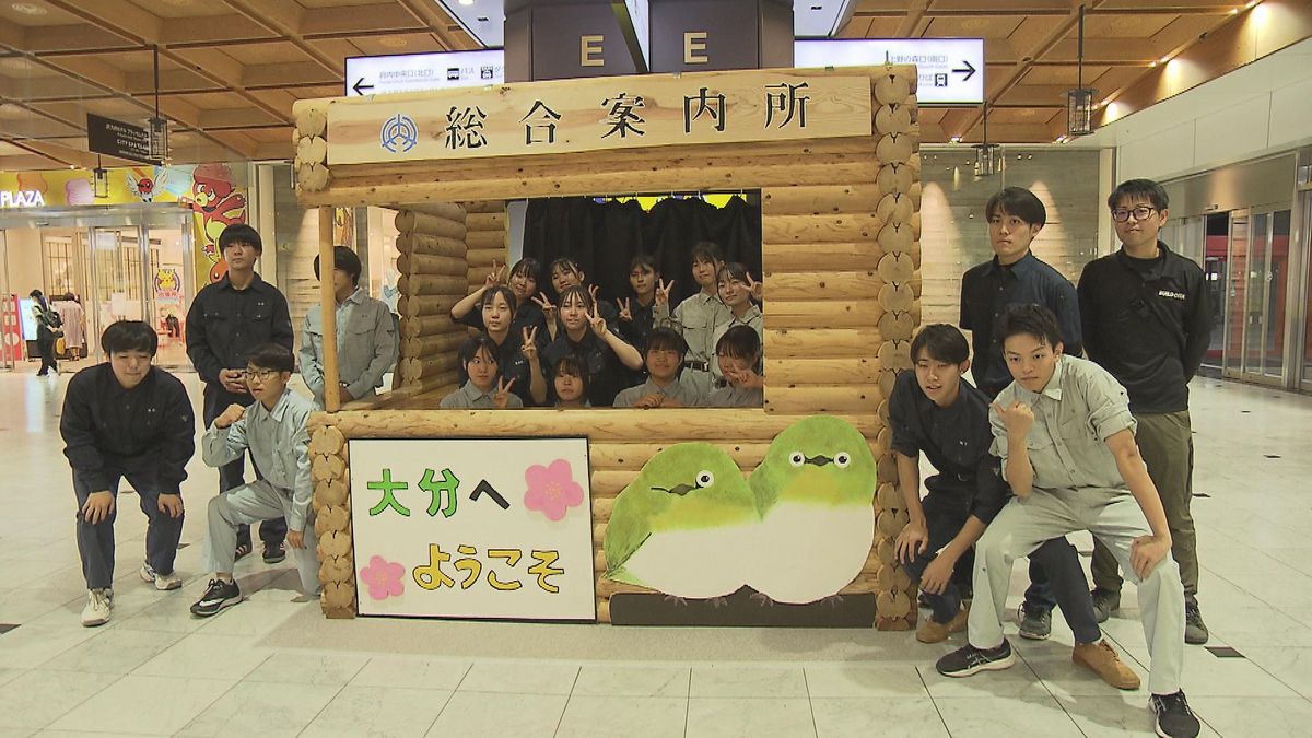 インターハイ総合開会式を前に JR大分駅に高校生制作の総合案内所設置 メジロや高崎山のサルを描く