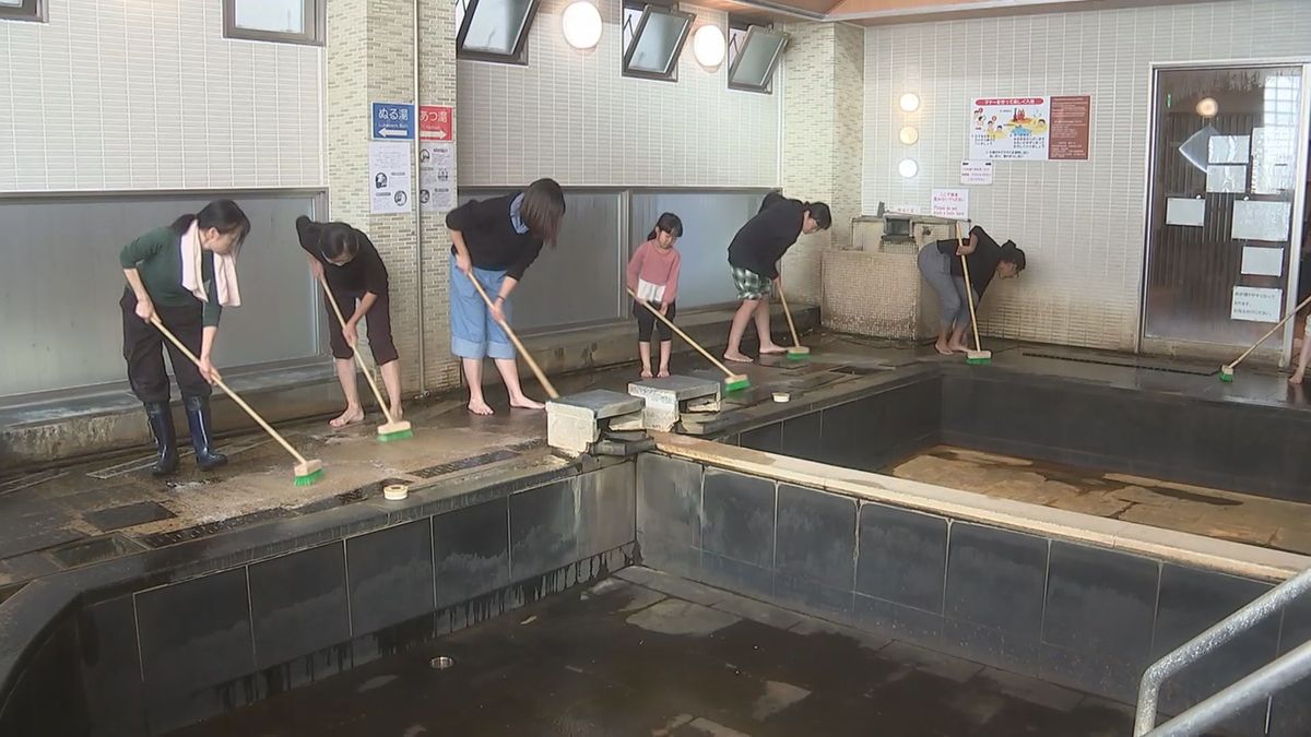 別府市営温泉で年末恒例の大掃除 体験希望者も参加「湯が抜けたところを見たことがなかった、楽しい」
