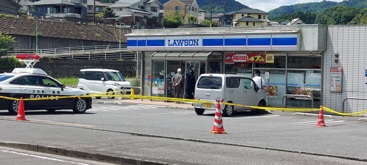 【速報】コンビニに75歳女性が運転する車突っ込む　当時店内に客など4人が　