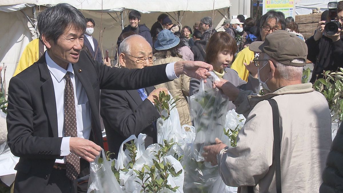 春恒例「おおいた人とみどりふれあいいち」初日からにぎわう　庭木や花の苗など展示販売　5月6日まで