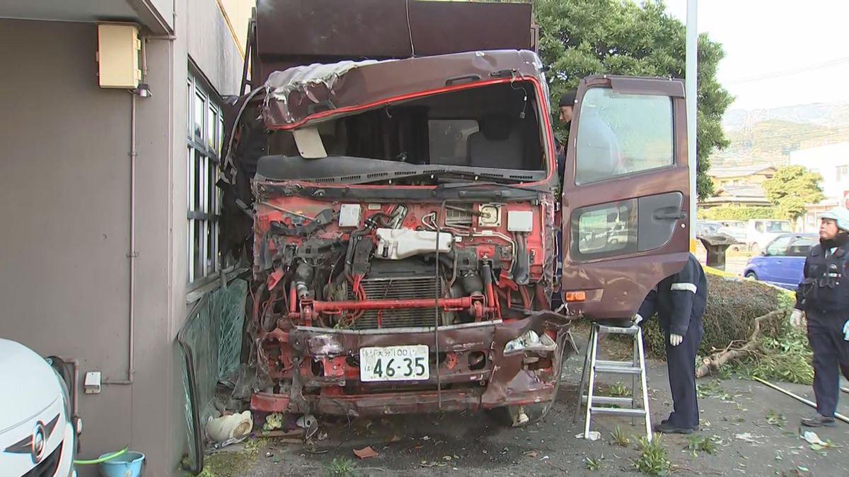 大型トラックが中央分離帯を越え住宅に衝突　住人「家が揺れた」60代の男性運転手は頭などけが　大分