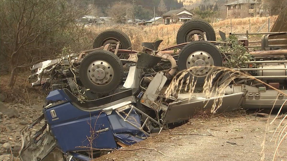 国道で大型トラックが約10メートル下に転落　54歳男性死亡　通りかかった人が発見　大分県佐伯市