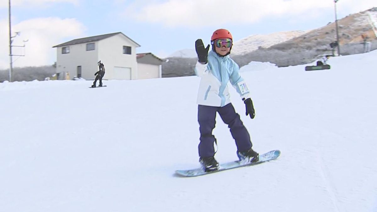 季節外れの雪の恩恵、スキー場は盛況　県外からも多くの客「敷地、景色、滑りやすさ、すべて快適」大分