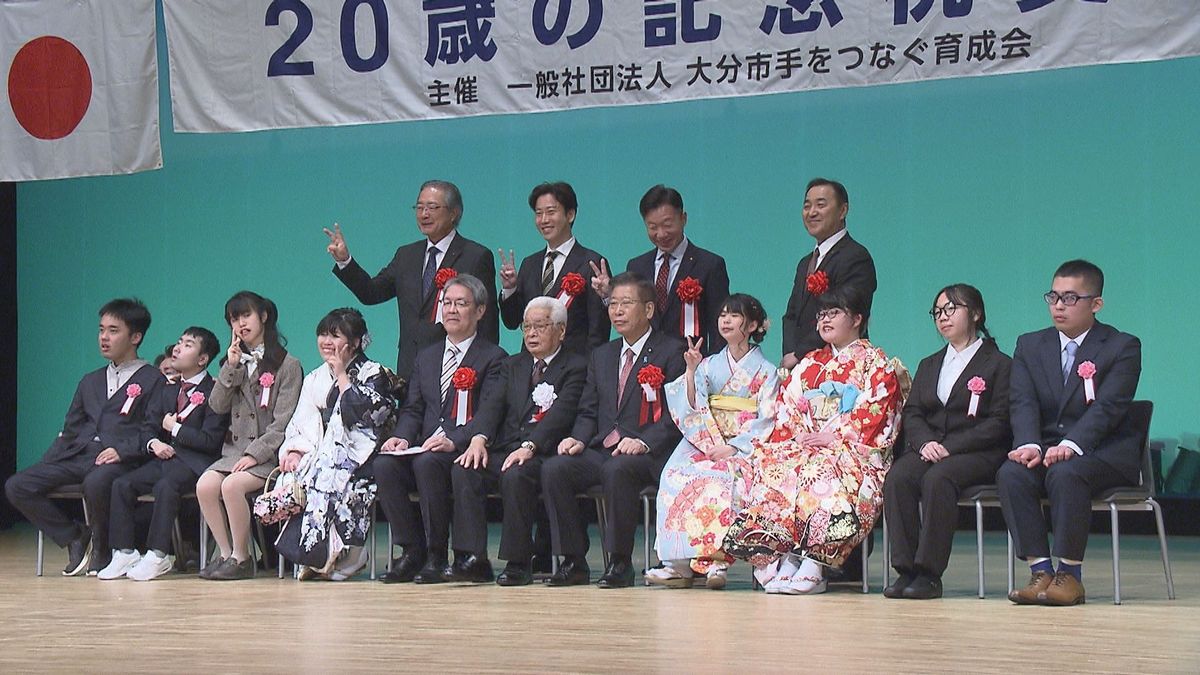 知的障害のある人たちの20歳を祝う会　8人が参加「感謝を忘れずに生きて行く」大分