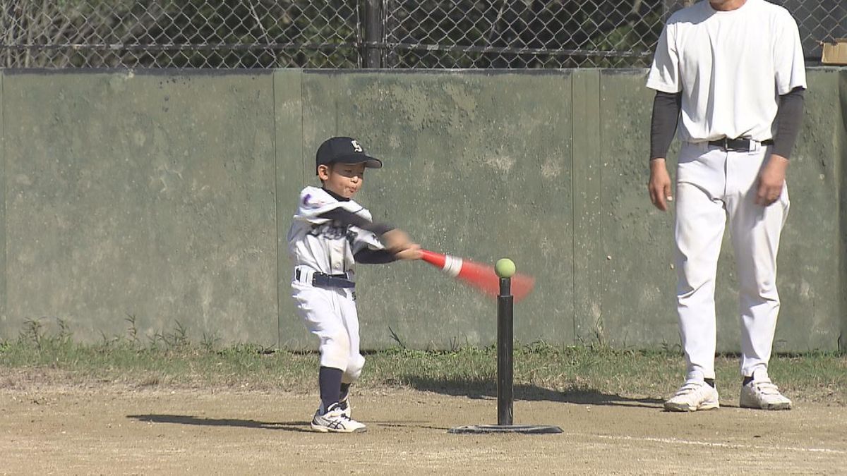 棒の上のボールを打つ「ティーボール大会」　野球に似た競技を子供たちが楽しむ　大分　