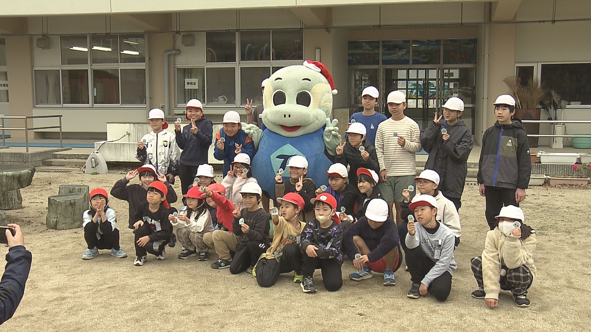皆さんの優しい気持ちがたくさん集まった」大規模火災で児童が募金箱