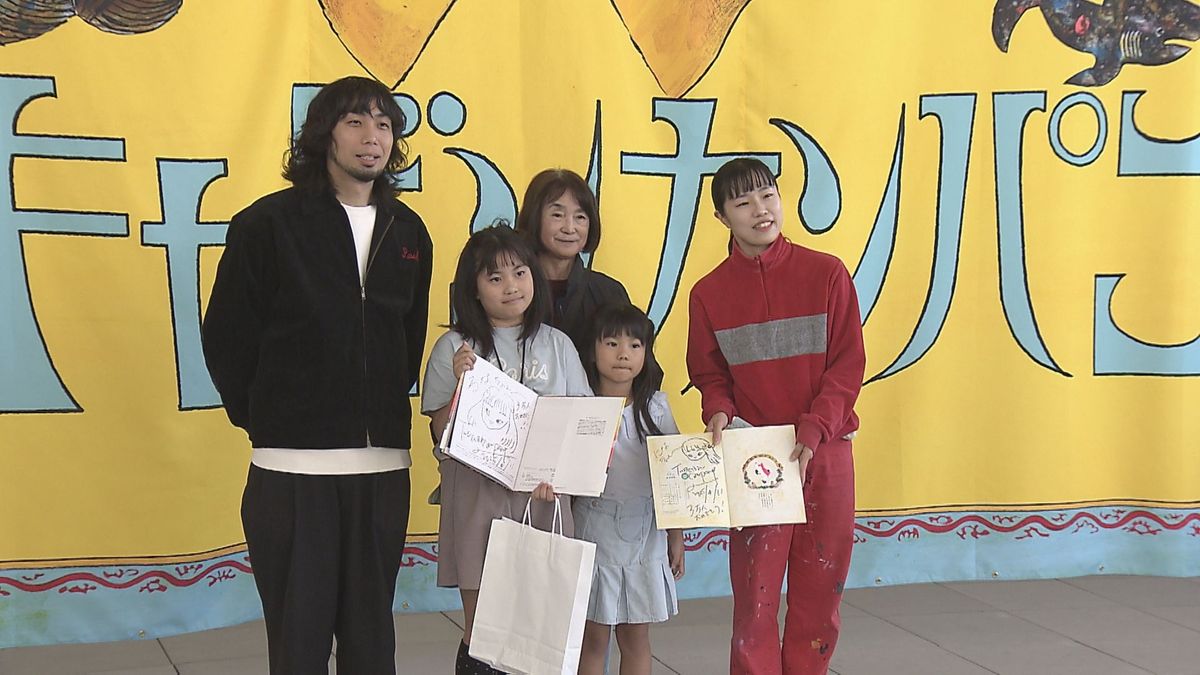 「ザ・キャビンカンパニー」の美術展 来場者3万人突破 小学4年生に似顔絵の絵本など贈呈 大分