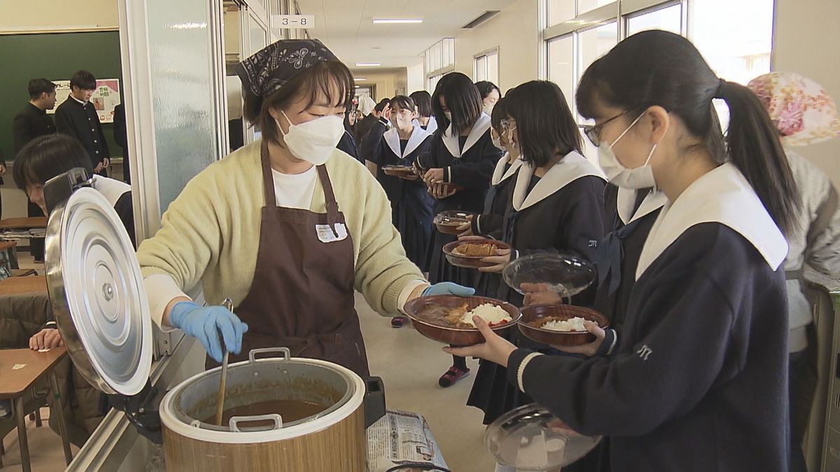 受験に向かって一致団結　保護者が生徒に「勝つカレー」合格にちなんで5切れのカツをトッピング