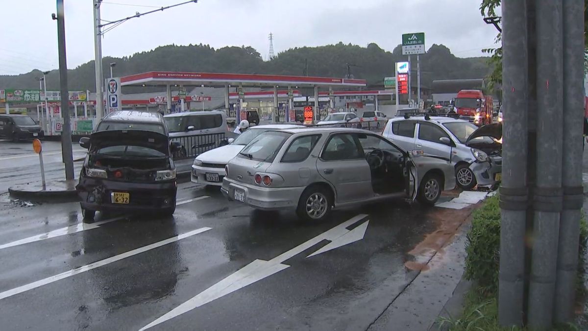 国道の交差点で車5台が絡む事故　30代から90代の6人を搬送　大分県日田市