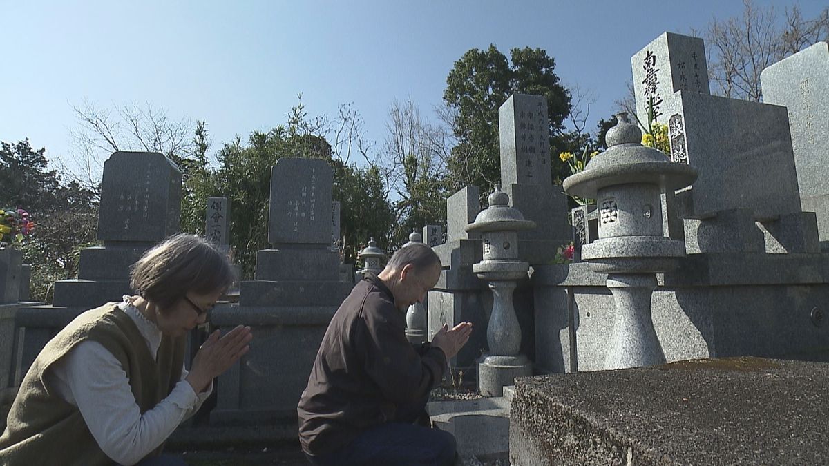 春分の日「家族が元気でご先祖様のおかげ」彼岸の中日で墓参り　春らしく菜の花を供える人も　大分