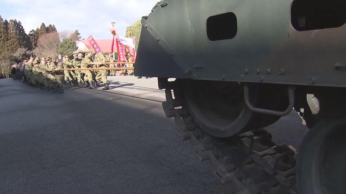 自衛隊駐屯地で「二十歳のつどい」　重さ44トン戦車を引っ張る恒例の綱引きも　大分