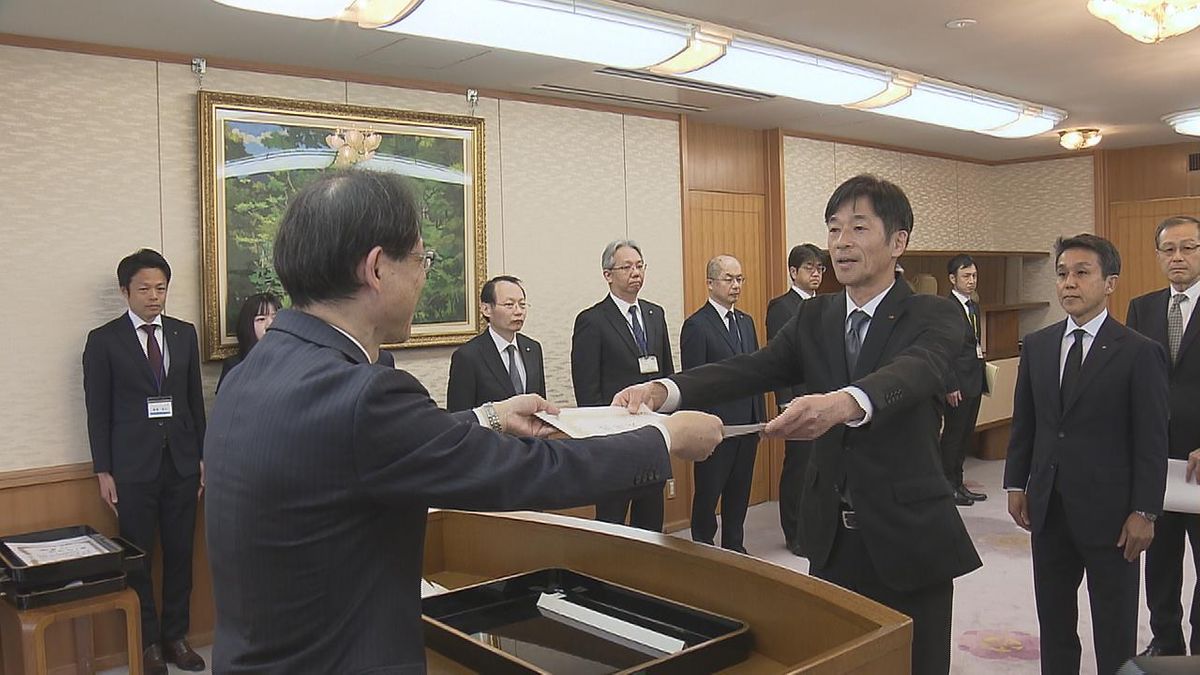 大分県庁で退職者への辞令交付式　知事が感謝状渡す　2024年度末は156人が退職