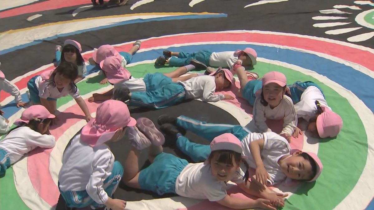 園児たちが全長60ｍの「ジャンボこいのぼり」を虫干し　5月の日本童話祭に向け　大分