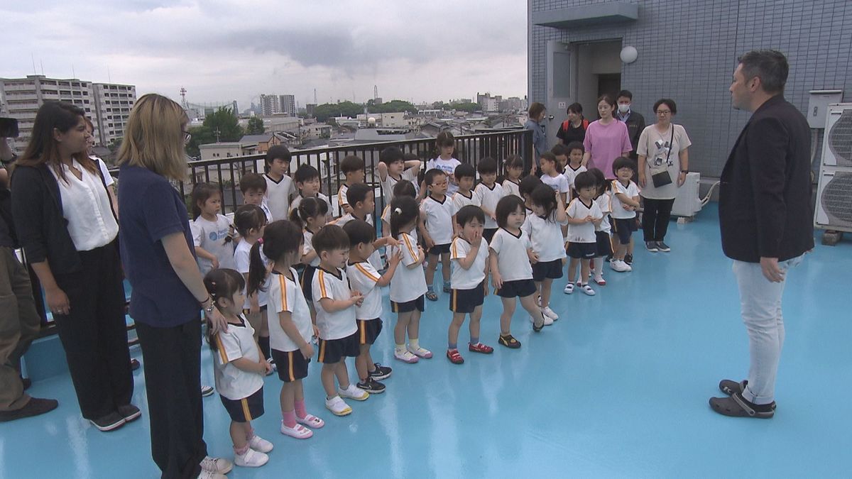 保育施設で津波を想定した訓練　子供たち約50人がビルの屋上に避難　大分