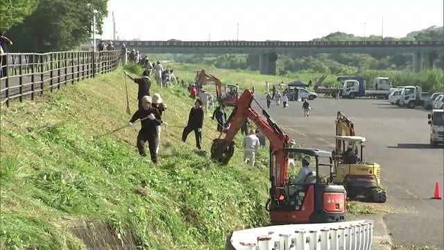 約130人でトラック20台分の雑草刈り取る　河川愛護月間に合わせ駅館川の清掃活動　大分県宇佐市