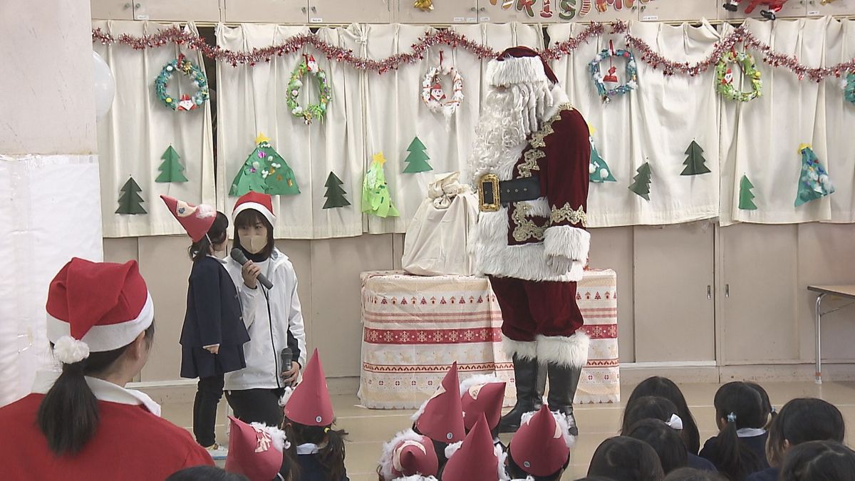 幼稚園で一足早くクリスマス会　サンタクロースも登場　大分