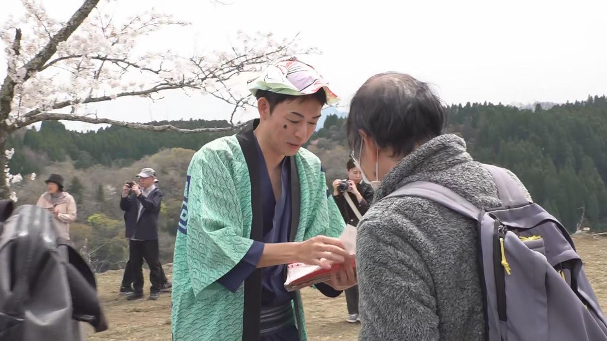 局アナが「瓦版屋」に…そのワケは?!桜の名所「岡城跡」に大名行列登場 大分